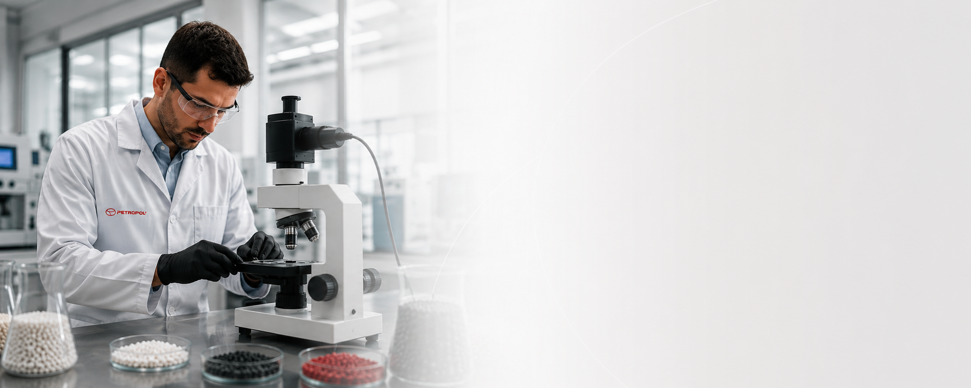 cientista em laboratório limpo e organizado